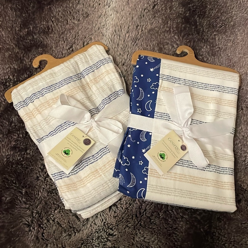 😊2 lots for $15 BNWT 1 swaddling blanket and 2 receiving blankets